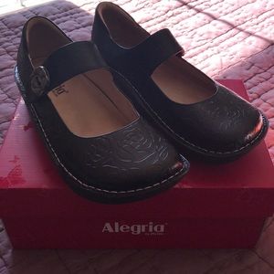 Algeria Black Embossed Rose Shoes